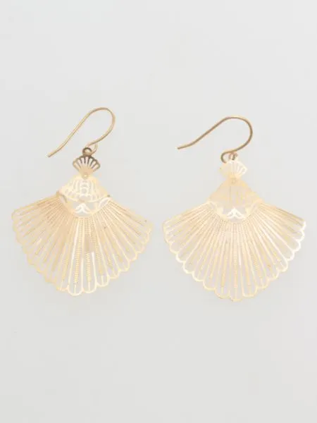 【ご紹介します！孔雀が羽を広げたような和アクセサリー！透かし孔雀ピアス！】GOLD