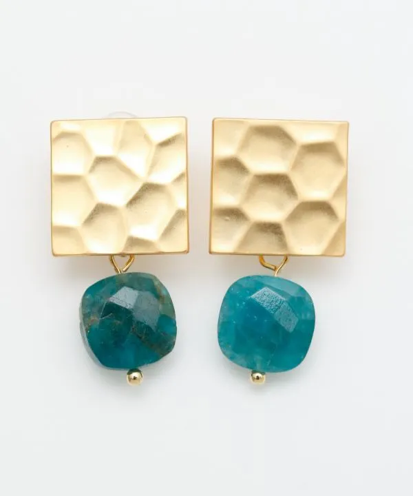 【ご紹介します！四角い天然石が揺れる上品なデザイン！鎚目石ピアス】APATITE