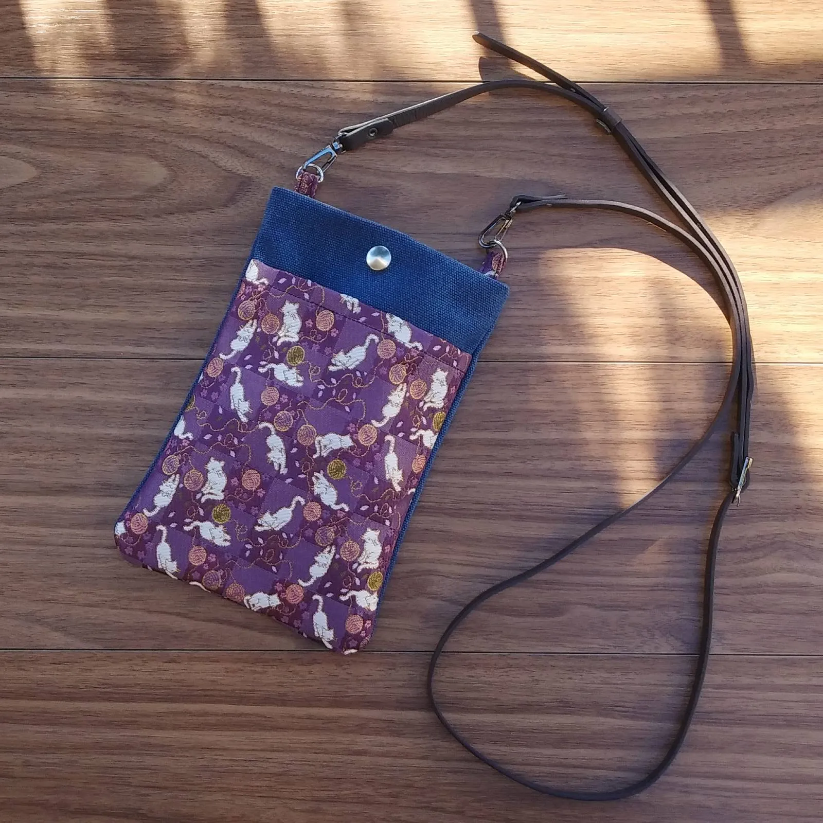 【新登場！安心の日本製！豪華な金襴を使った！金襴スマホショルダー】金襴スマホショルダー　猫と蹴鞠