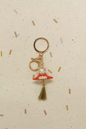 【ご紹介します！ついに登場しました！ほっこりかわいい！おめでたキーホルダー】おじぎ猫メス