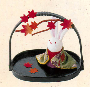 【ご紹介します！信頼の日本製！秋の雰囲気を醸し出す！ほっこりかわいい！かご付兎　紅葉】