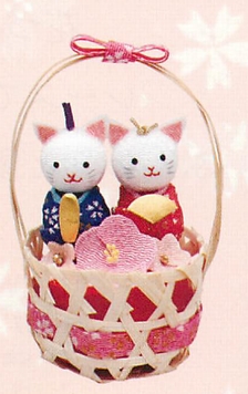 【ご紹介します！安心の日本製！桃の節句を祝う！飾りやすいふっくら可愛いお雛様！竹かご入り花彩 猫雛】