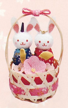 【ご紹介します！安心の日本製！桃の節句を祝う！飾りやすいふっくら可愛いお雛様！竹かご入り花彩 兎雛】