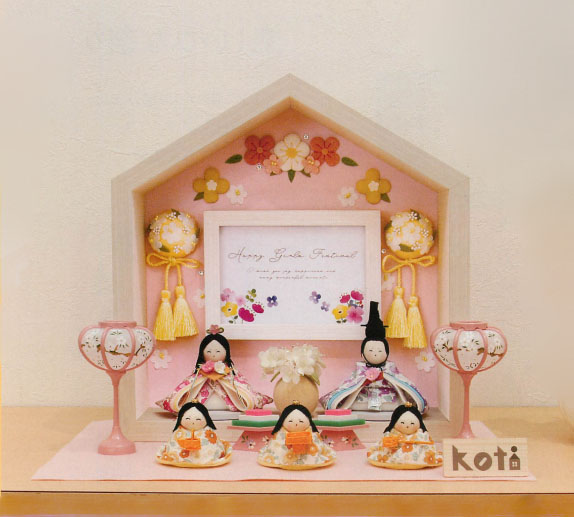 【ご紹介します！安心の日本製！花模様をデザインした現代的な雛飾り！】kotiお花のお家　5人揃い