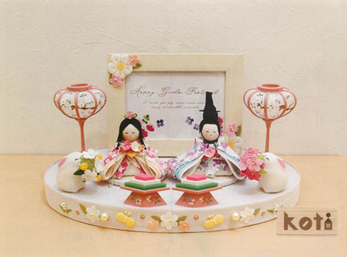 【ご紹介します！安心の日本製！花模様をデザインした現代的な雛飾り！】koti写真立て付花舞台