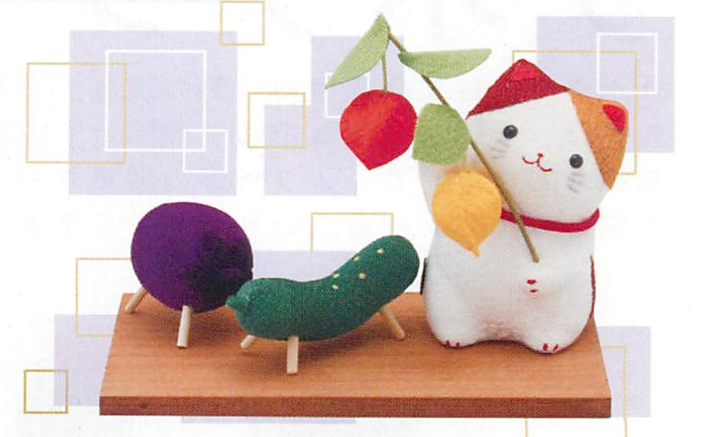 新作！安心の日本製！ほっこりかわいい季節飾りです♪】三毛猫とお盆飾り | 和雑貨卸問屋