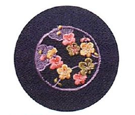 【上質なちりめんに、伝統的な花鳥刺繍が添えられた 東レシルックちりめん刺繍ふろしき】梅（紫）